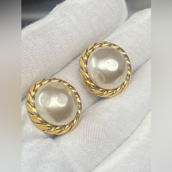 Chanel Vintage 1985 Gold Tone Faux Pearl Clip Earrings - Picture 13 of 16